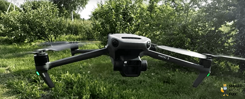 Die DJI Mavic 3 Cine Drohne schwebt in der Luft.